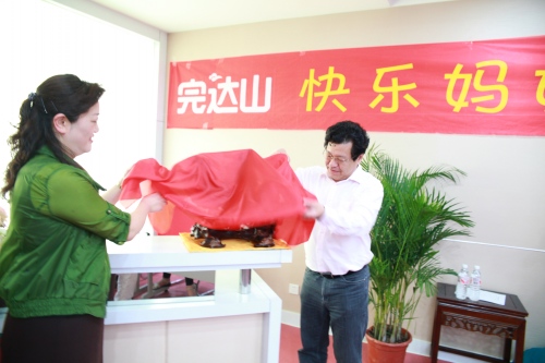 李方军院长为孕妇学校送来珍贵礼物