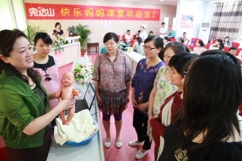 开班典礼上姚红校长正在和学员进行交流