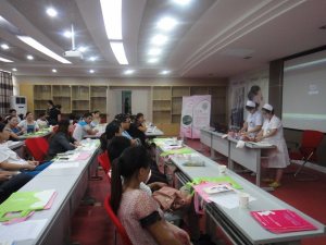 9月8日孕妇学校为你讲解新生儿抚触及护理